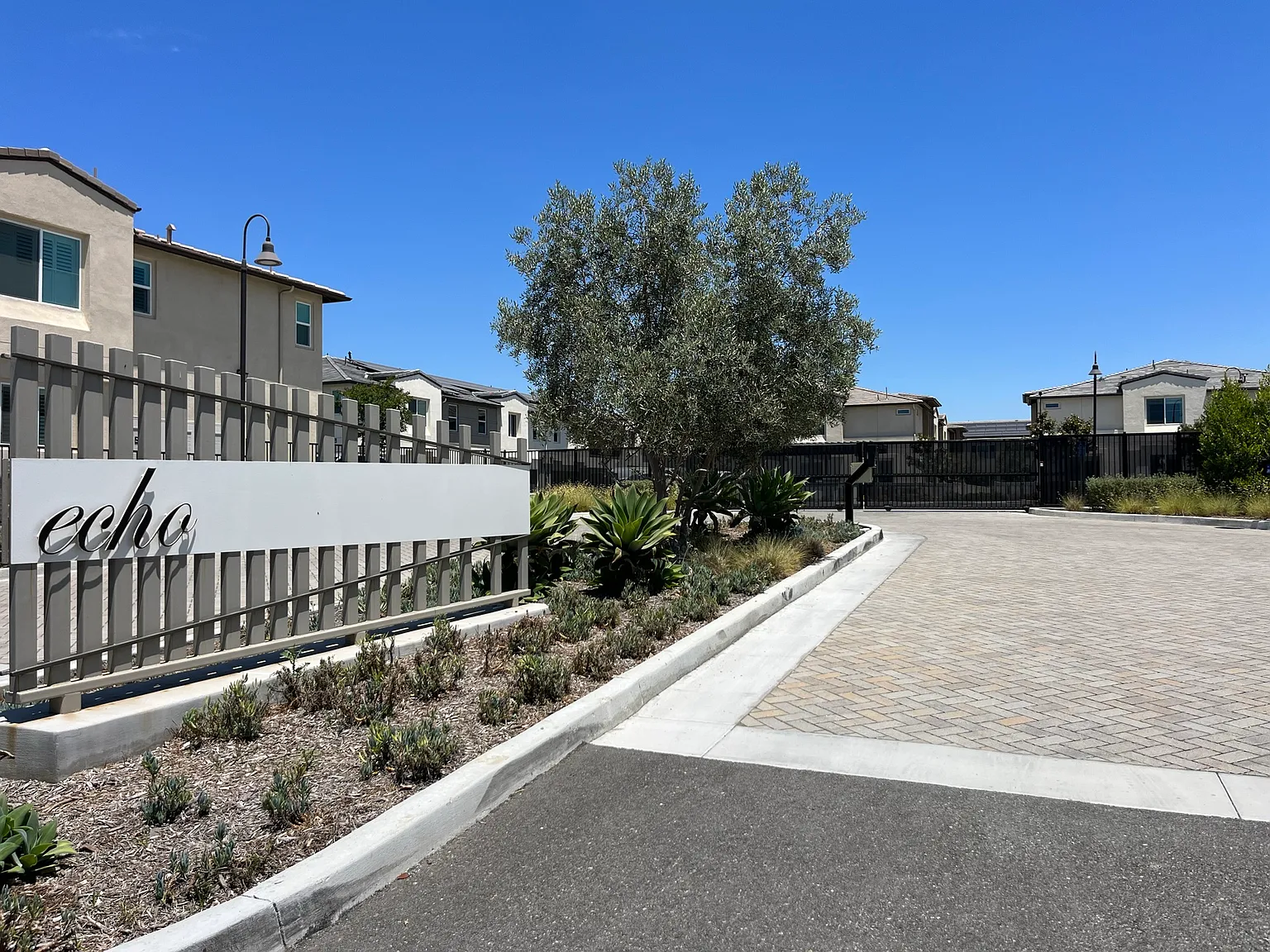 3 bed, 2.5 bath, 1413 sqft, $3,950 — Photo 3