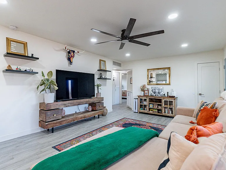 4724 E Polk St — Photo 2