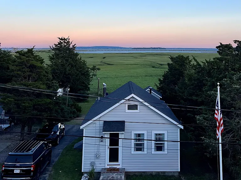 37 Pine Point Rd — Photo 1
