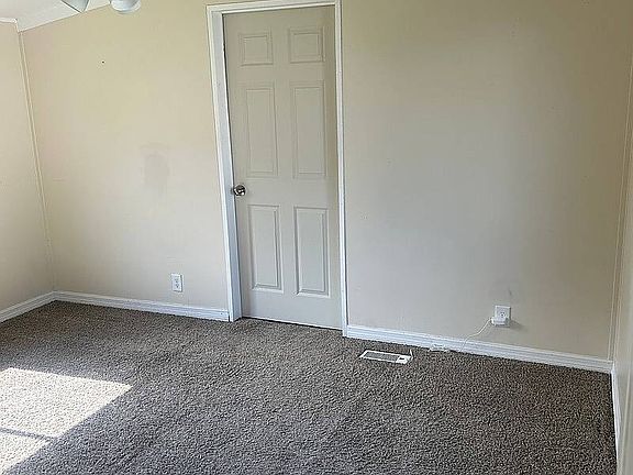 3rd image of 686 Emerald Lake Dr