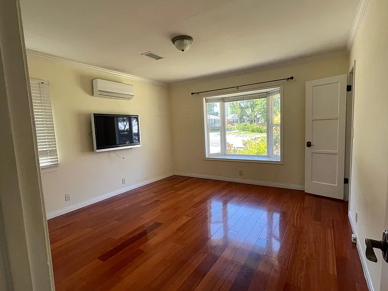 2820 Paloma St — Photo 9