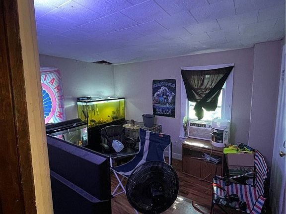 3rd image of 943 Leonard St