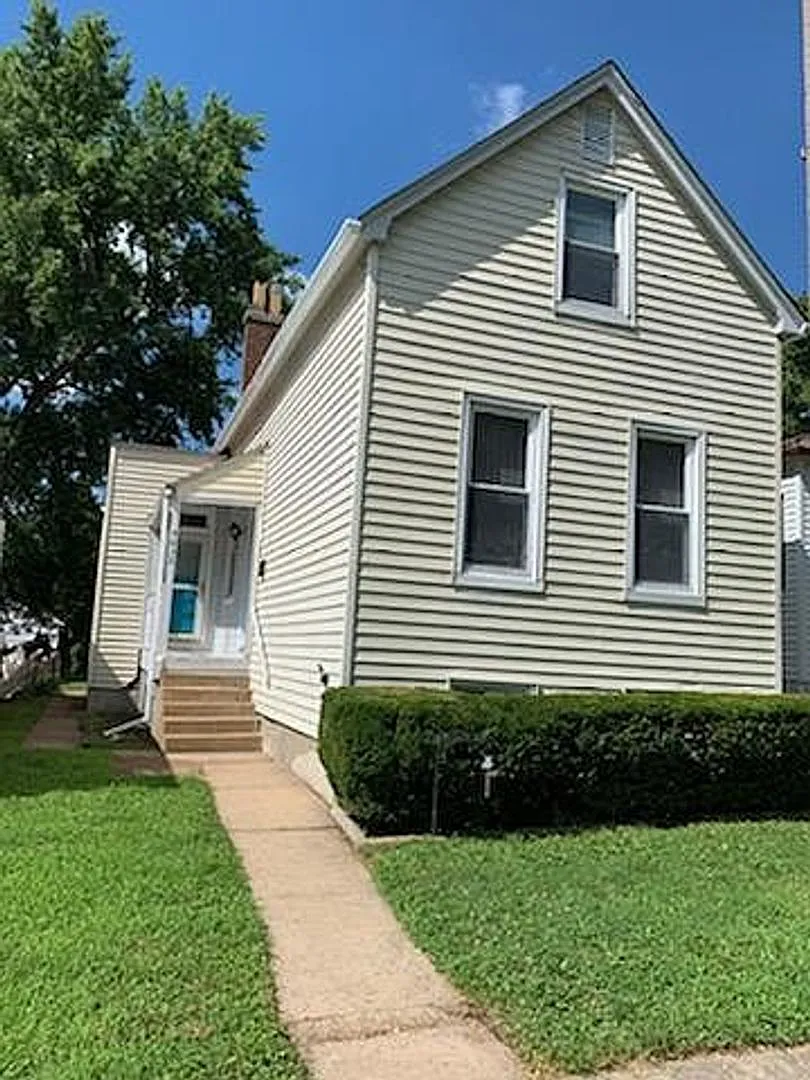 Beautifully Renovated 3-Bedroom Home with Off-Street Parking in South City — Photo 1