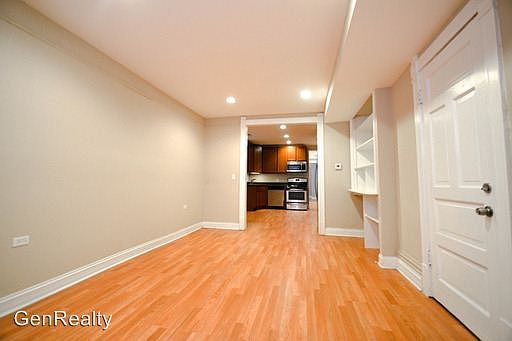 3rd image of 906 N Hoyne Ave