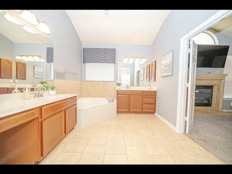801 Paisley Ln — Photo 14