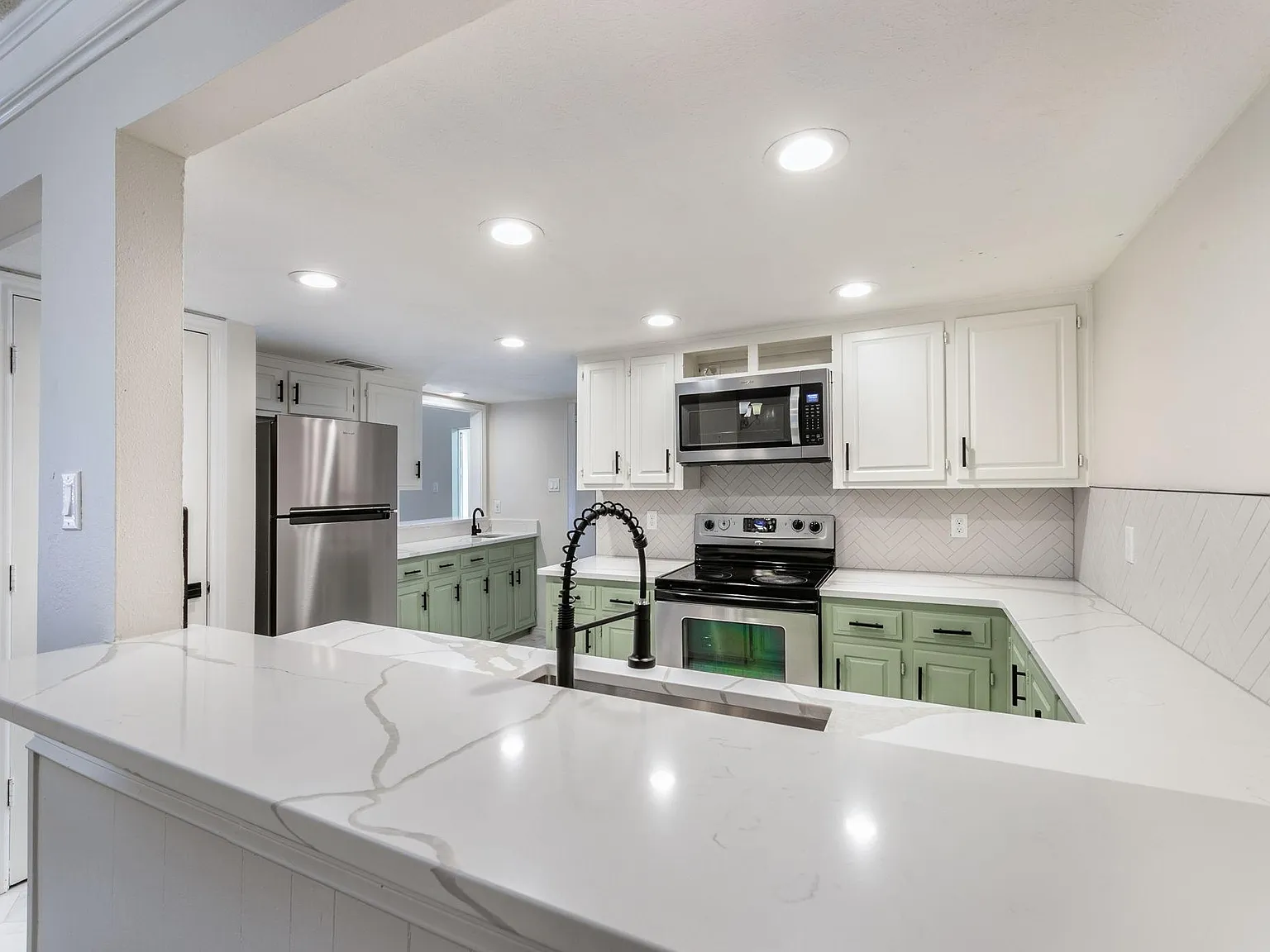 3 bed, 1845 sqft, $2,300 — Photo 3
