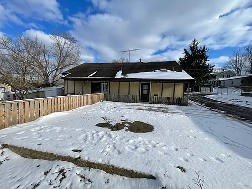 319 Cherry St W Photo 1