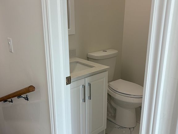 4th image of 44 Sylvia St