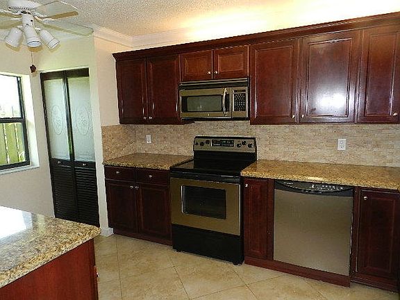 3rd image of 304 Meadows Dr