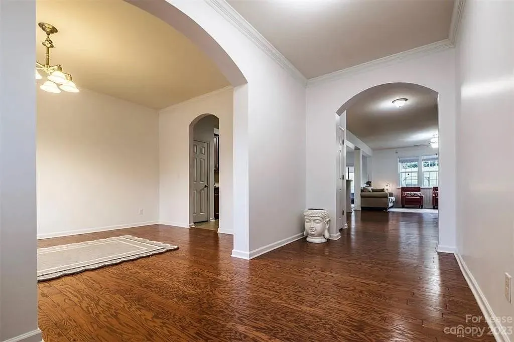 5 bed, 3164 sqft, $3,400 — Photo 2