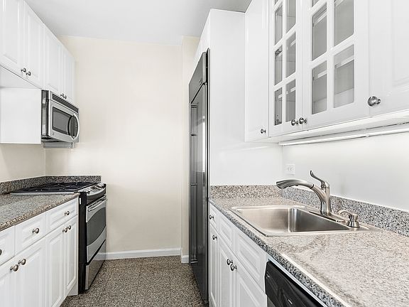 5th image of 111 W 67th St APT 41D