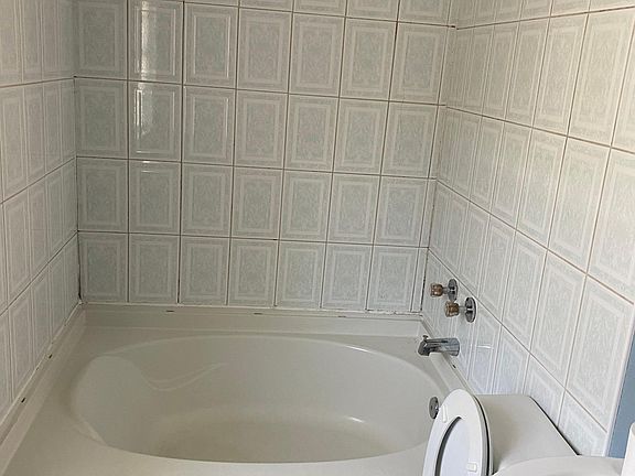 4th image of 2826 Ivandell Ave