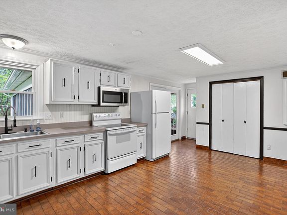 3rd image of 9773 Emerald Ln