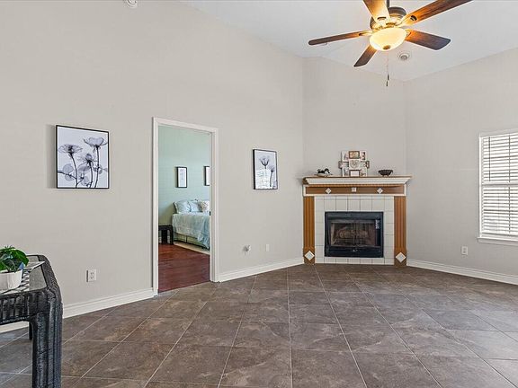 4th image of 926 Village Ln