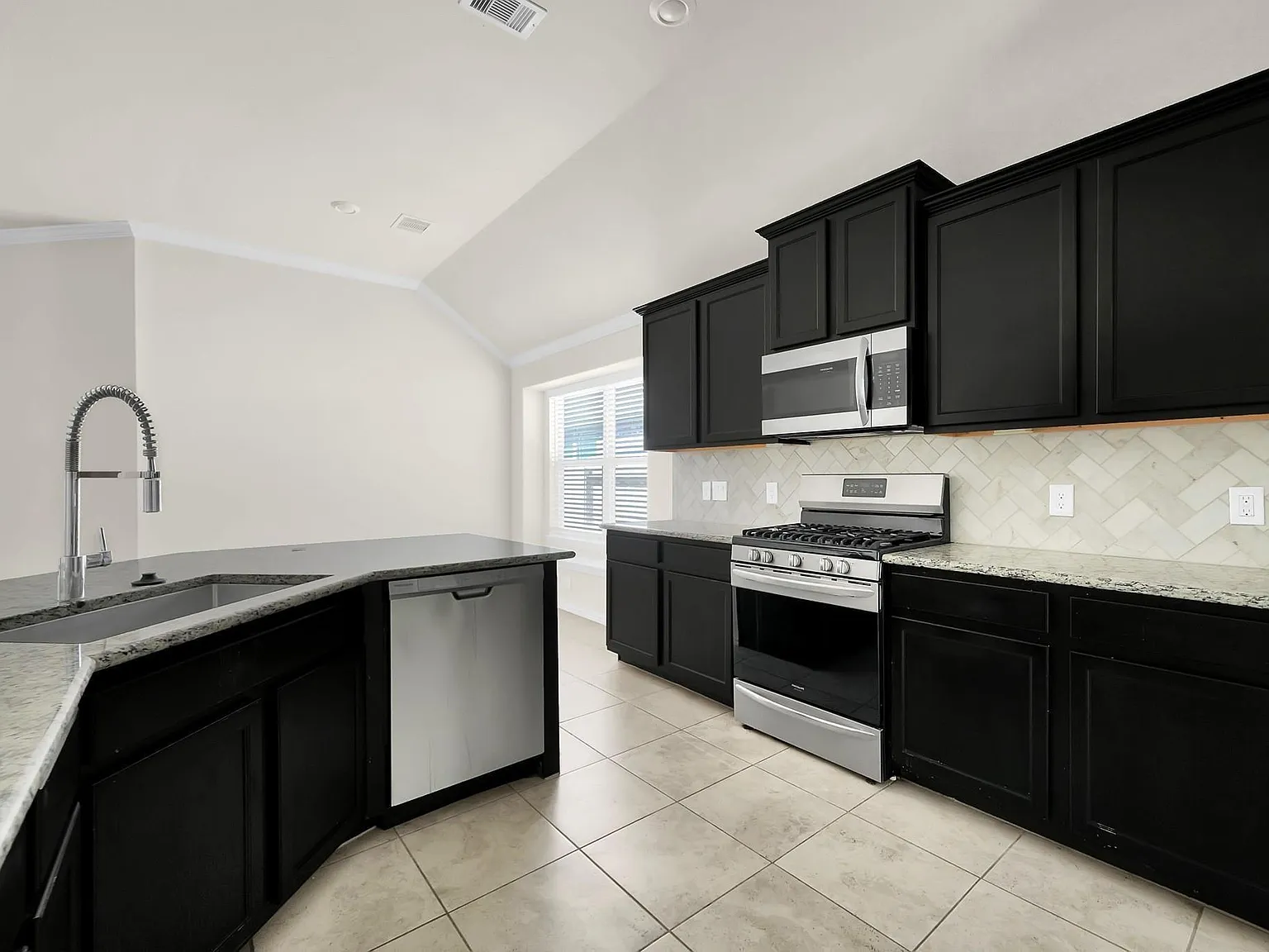 3 bed, 2.0 bath, 2039 sqft, $2,100 — Photo 4