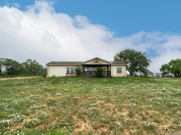 420 County Road 775, Devine, TX 78016