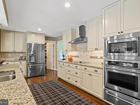 5th image of 35 Glenbrook Dr