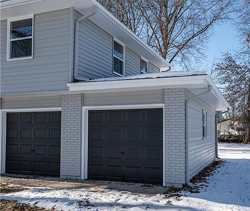 3rd image of 812 NW North Summit Cir