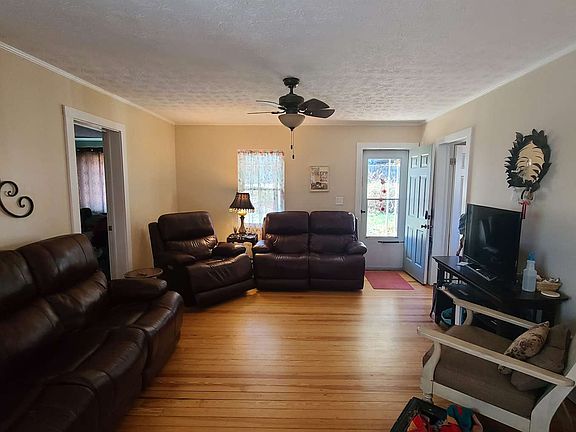 5th image of 160 College St
