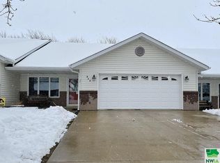 948 7th Ave SE, Sioux Center, IA 51250