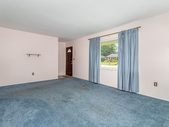 3rd image of 726 Lakeshore Dr