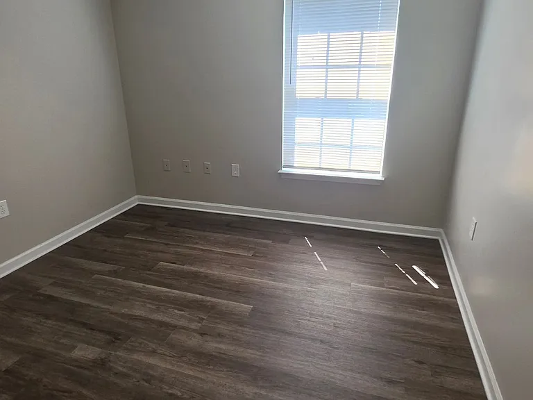 906 Howard St — Photo 13