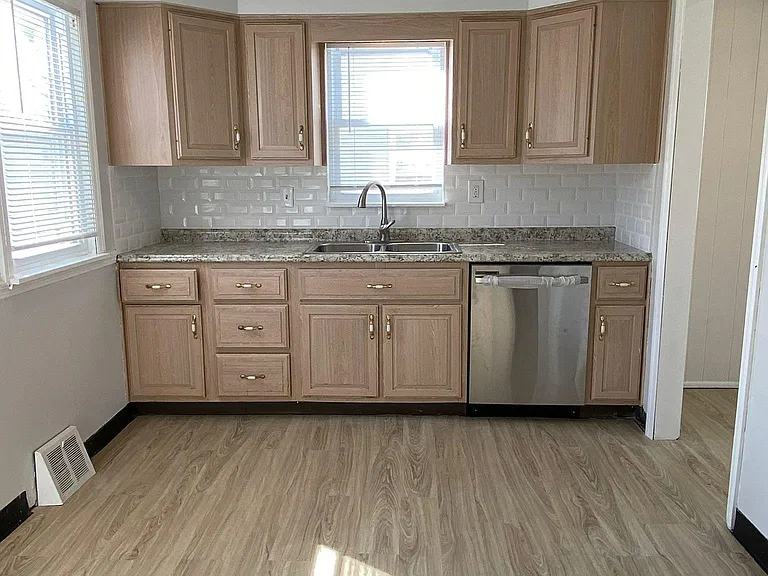 27050 Drakefield Ave — Photo 3