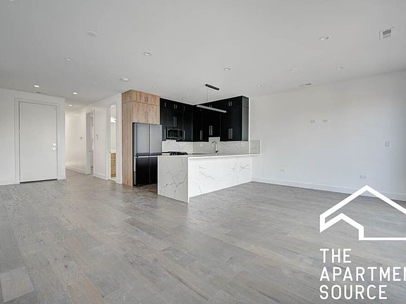 5th image of 3008 W Belmont Ave #2F