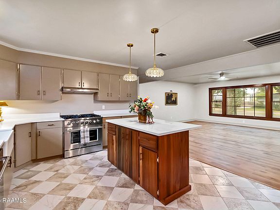 5th image of 105 Teche Dr