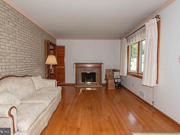 4th image of 17 Mapledale Ave