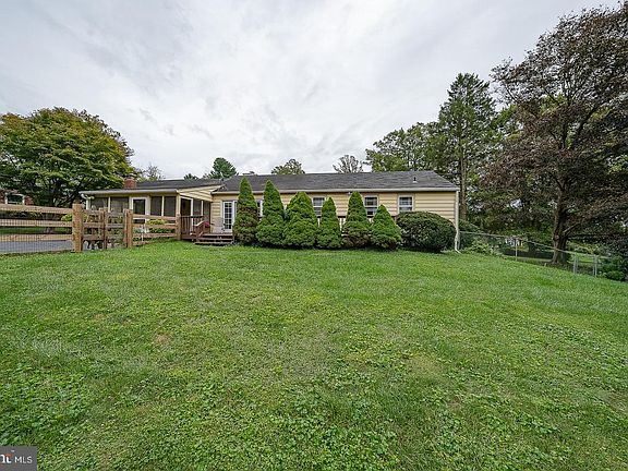 5th image of 415 School Ln