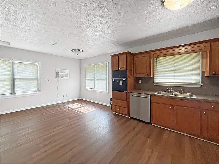 1668 Laurelwood Dr SW — Photo 6