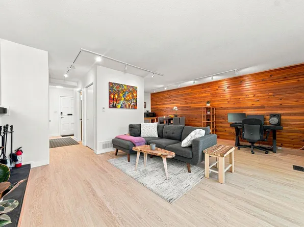 877 Old Lillooet Rd, North Vancouver, BC V7J 2H6