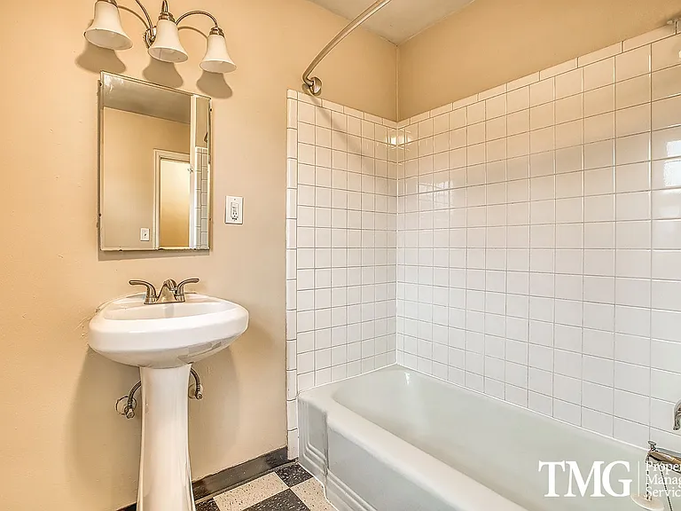 Regency Park Apartments — Photo 15