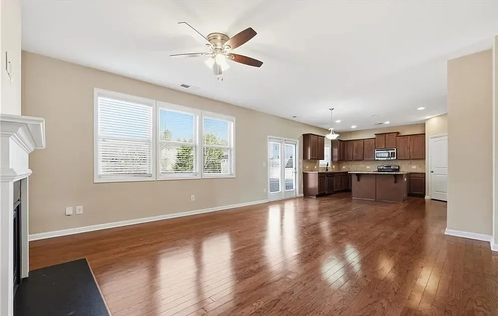 5 bed, 2995 sqft, $2,800 — Photo 2