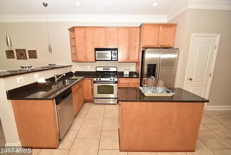 4 bed, 4.5 bath, 2389 sqft, $4,400 — Photo 2
