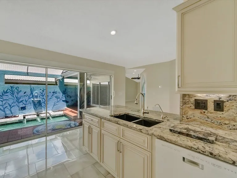 1016 Harbor Town Dr — Photo 16