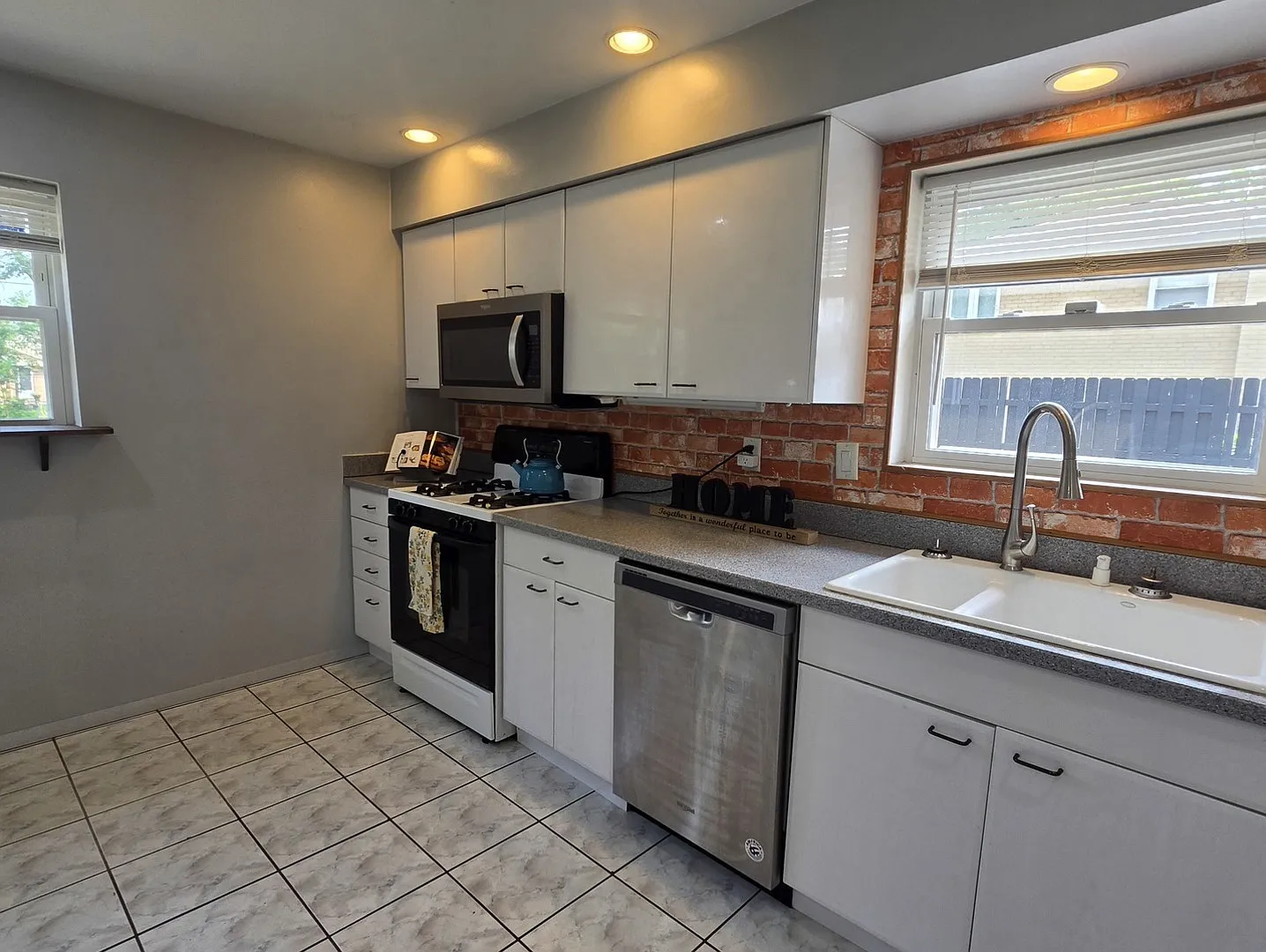 3 bed, 2.0 bath, 1520 sqft, $3,000 — Photo 4