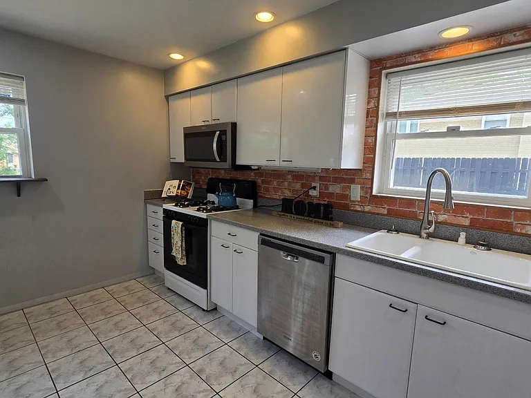 8418 W Crain St — Photo 4