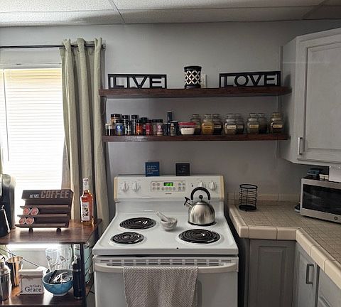 3rd image of 321 W 3rd St #2