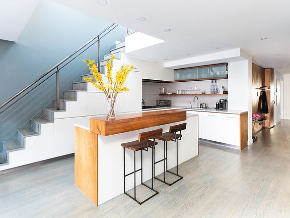 4th image of 65 Thompson St #Penthouse