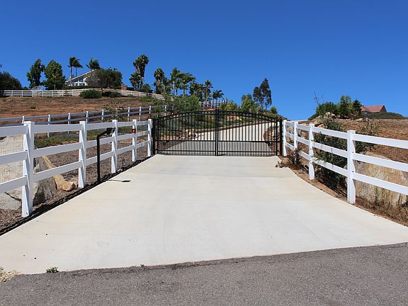 3rd image of 215 Del Valle Dr