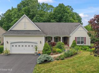 4 Summerfield Cir, Mechanicville, NY 12118