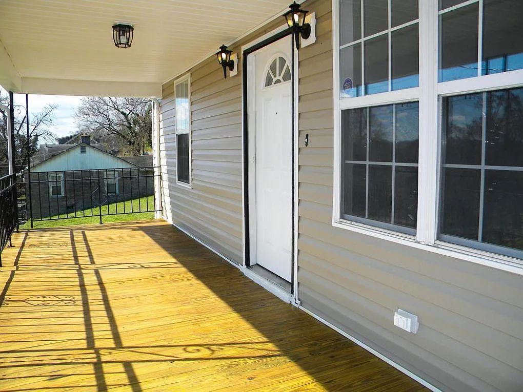 1305 Moses Ave — Photo 3