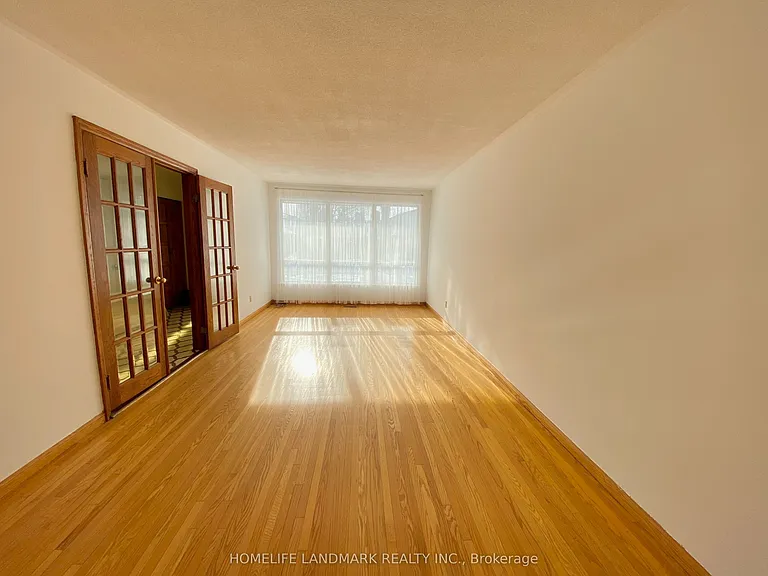 2293 Delkus Cres — Photo 2