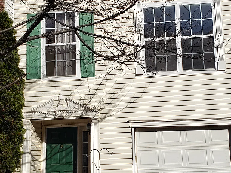Lakemont Sq — Photo 1
