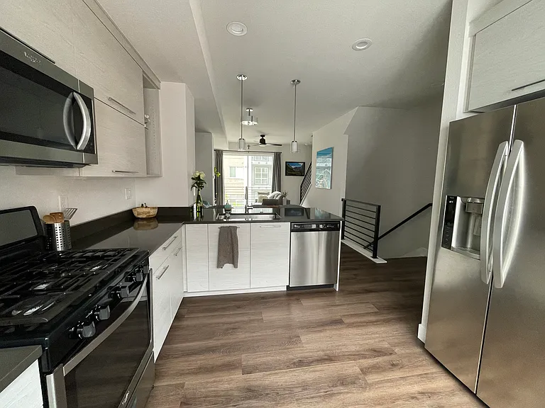 1023 Chase St — Photo 12