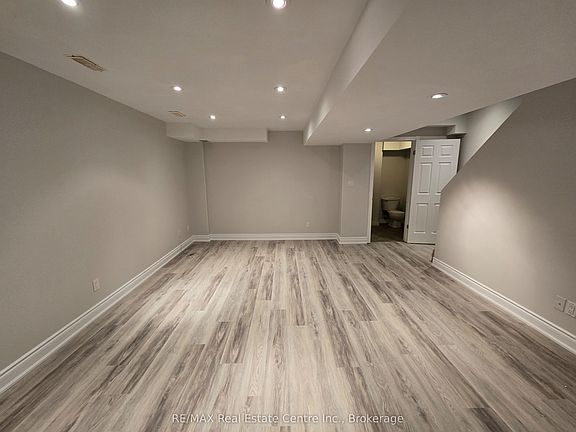 3rd image of 95 Westmeadow Dr