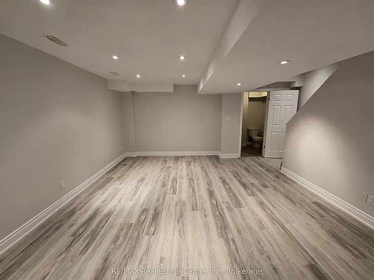 95 Westmeadow Dr — Photo 3