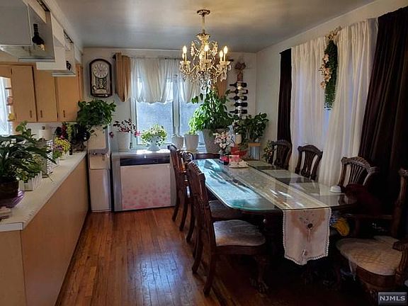 4th image of 414 Richmond Pl